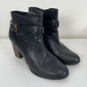 Cole Hann Ankle Boots 9.5 Black Leather Brown Sole Buckle Heeled